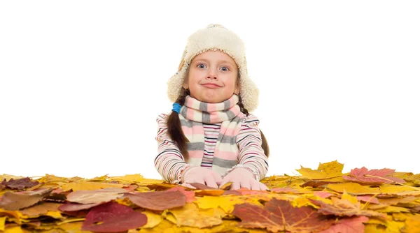 Ragazza con foglie d'autunno su bianco — Foto Stock