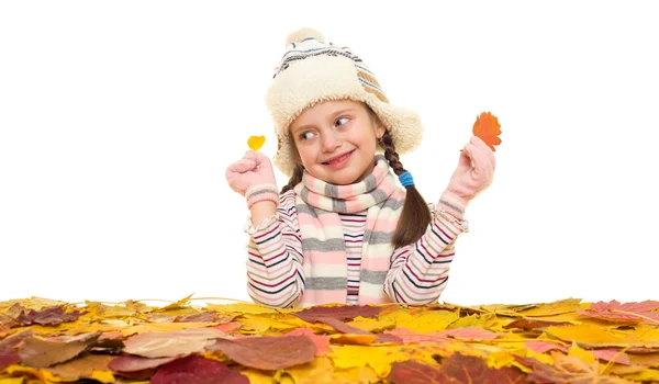 Ragazza con foglie d'autunno su bianco — Foto Stock