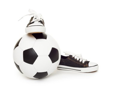 Futbol topu ve spor ayakkabı beyaz