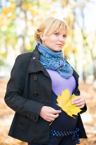 Zwangere vrouw in herfst park — Stockfoto