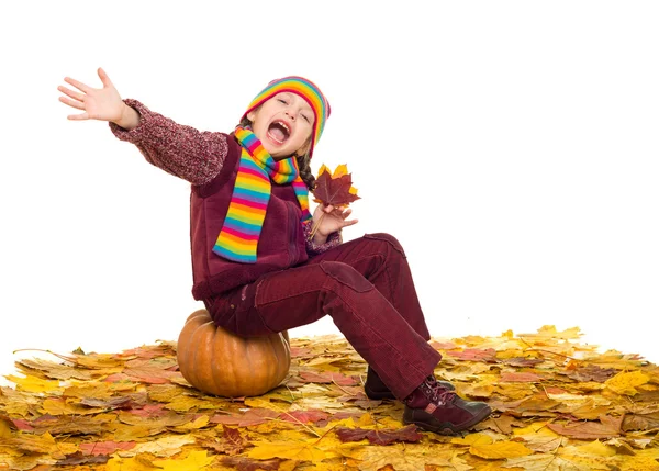 Mädchen auf Herbstblättern Studio-Shooting — Stockfoto