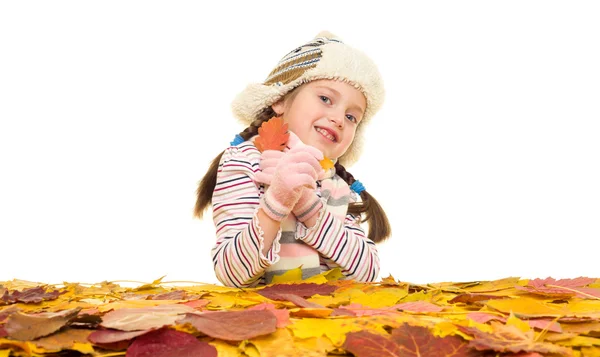 Ragazza con foglie d'autunno su bianco — Foto Stock