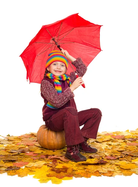 Flicka med paraply på höstlöv på vit — Stockfoto
