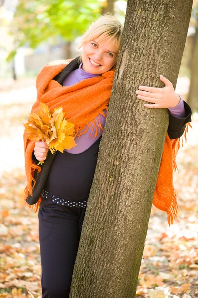 Donna incinta nel parco autunnale — Foto Stock