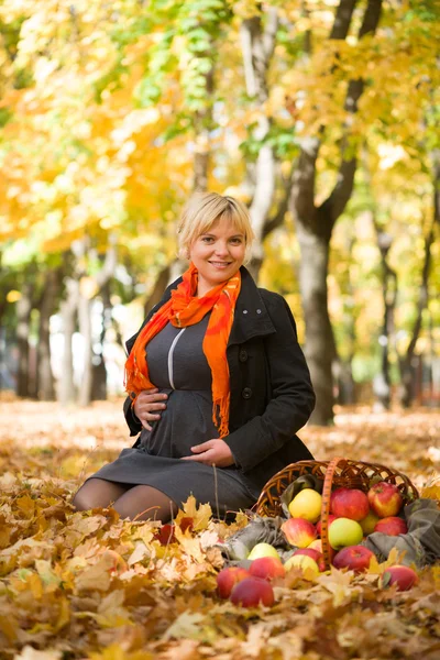 Pregnant woman in autumn park — Stock Photo, Image