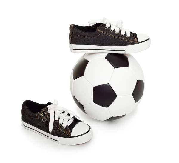 Bola de futebol e sapatos esportivos em branco — Fotografia de Stock