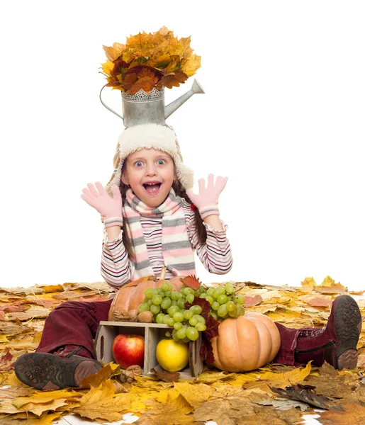 Dívka s ovocem a zeleninou na podzimní listí — Stock fotografie