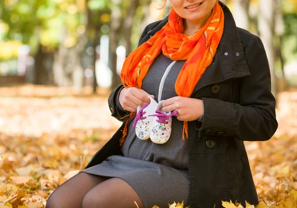 Donna incinta nel parco autunnale — Foto Stock