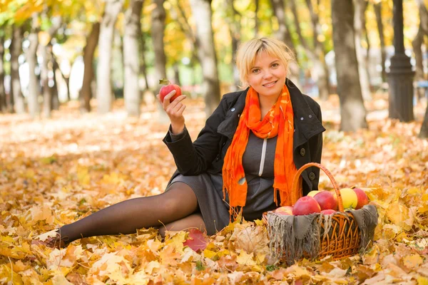 Zwangere vrouw in herfst park — Stockfoto