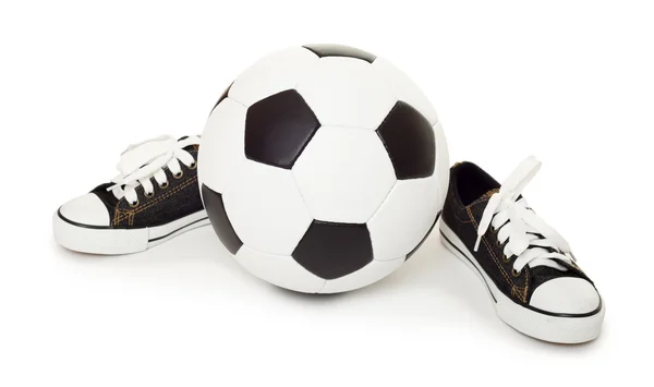 Fotbalový míč a sportovní boty na bílém pozadí — Stock fotografie