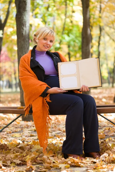 Pregnant woman in autumn park — Stock Photo, Image