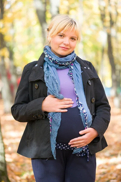 Pregnant woman in autumn park — Stock Photo, Image