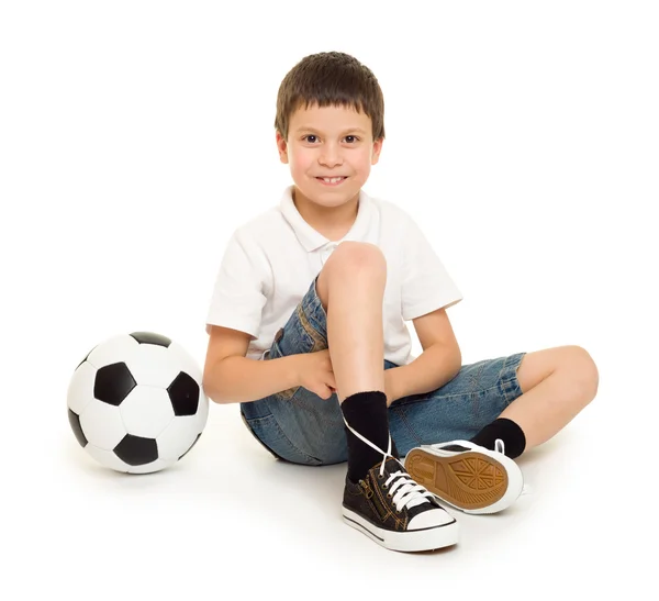 Junge mit Fußballball — Stockfoto