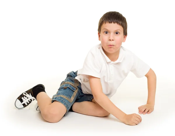 Jongen leugen op wit — Stockfoto