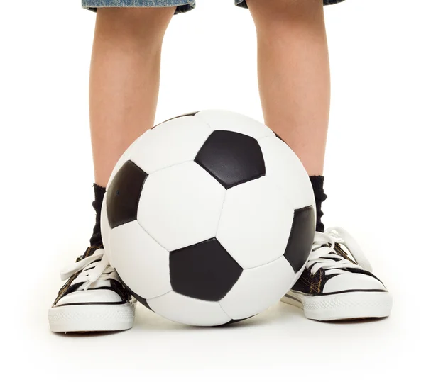 Pies calzados en zapatillas y pelota de fútbol — Foto de Stock