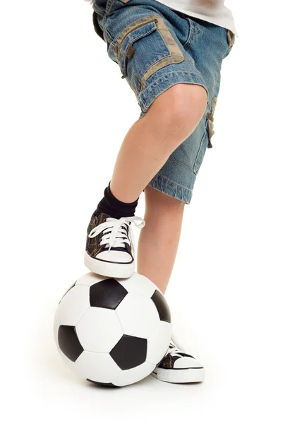 Ноги в кроссовках и футбольном мяче — стоковое фото