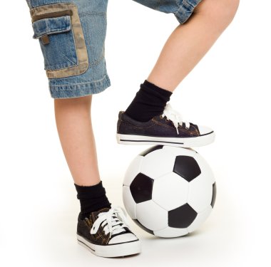 spor ayakkabı ve futbol topu ayakkabılı ayaklarını
