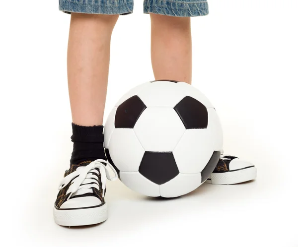 Pies calzados en zapatillas y pelota de fútbol — Foto de Stock