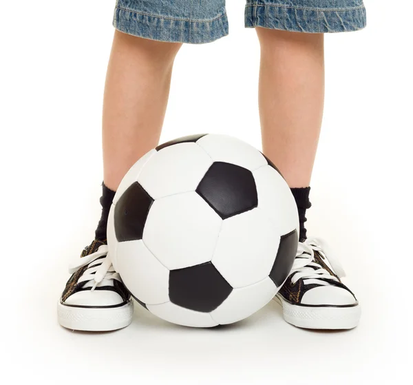 Pies calzados en zapatillas y pelota de fútbol — Foto de Stock