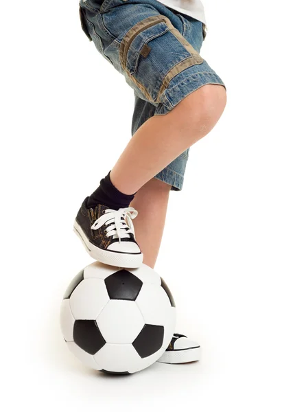 Pés calçados em tênis e bola de futebol — Fotografia de Stock