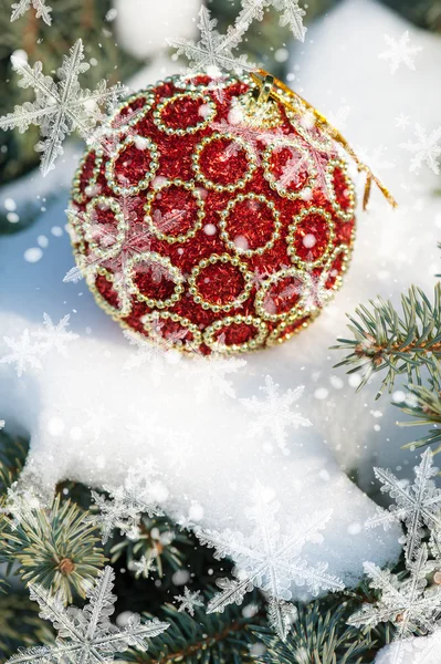 Rote Weihnachtskugel mit Schneeflocke — Stockfoto