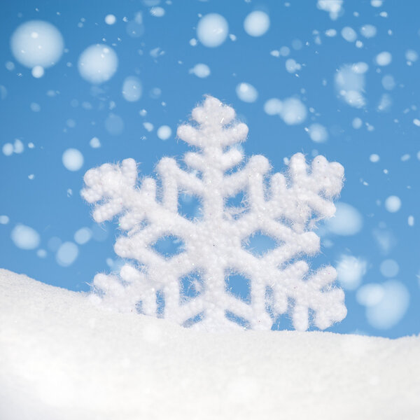 большая снежинка с снегопадом на фоне неба
