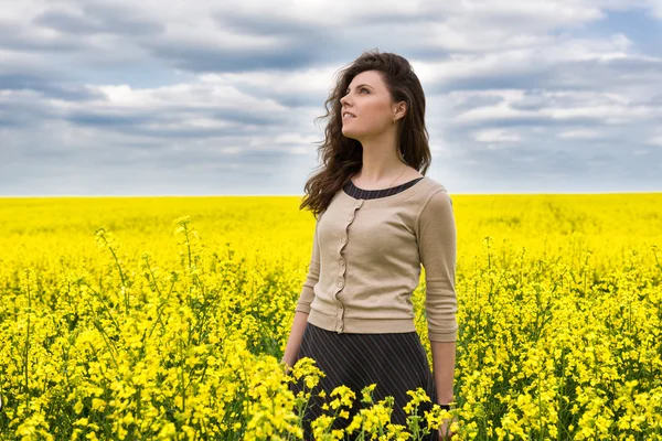 Retrato de mulher no campo de flores amarelas — Fotografia de Stock