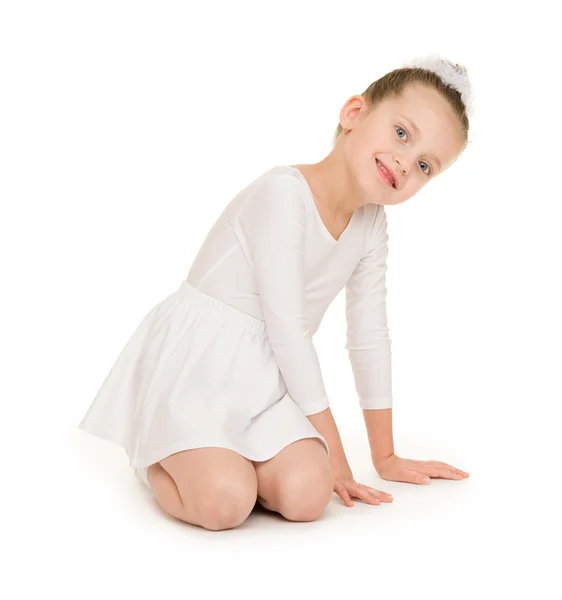 Маленькая девочка в белом бальном платье — стоковое фото