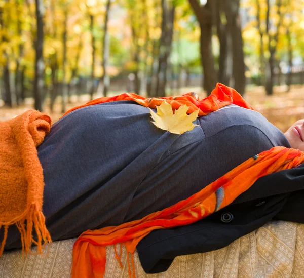 Pregnant woman in autumn park — Stock Photo, Image