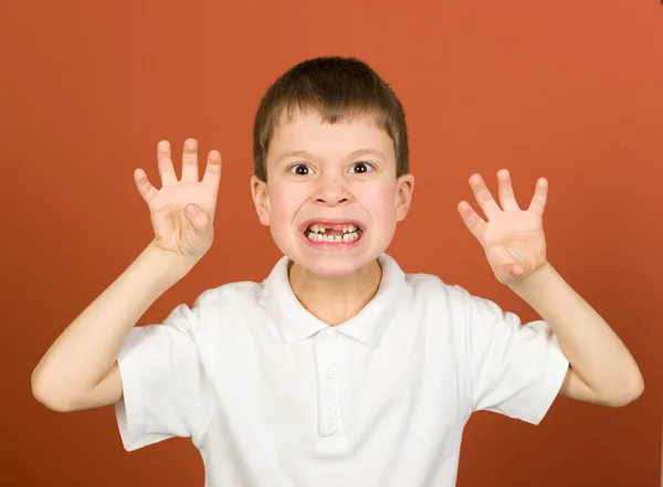 Fratzenhaftes Jungenporträt auf braun — Stockfoto