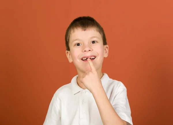 Verloren tand jongen portret op brown — Stockfoto