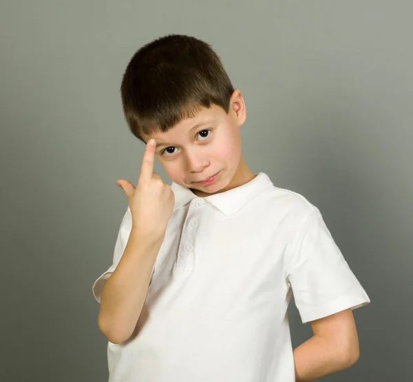 Grijnzende jongen portret op grijs — Stockfoto