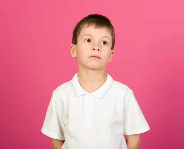 Grijnzende jongen portret op roze — Stockfoto