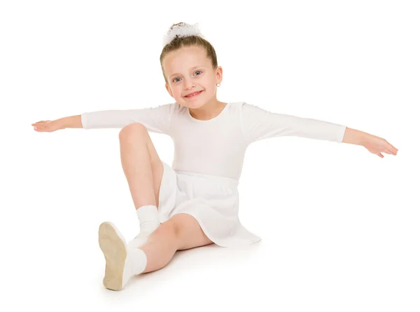 Kleines Mädchen im weißen Ballkleid — Stockfoto