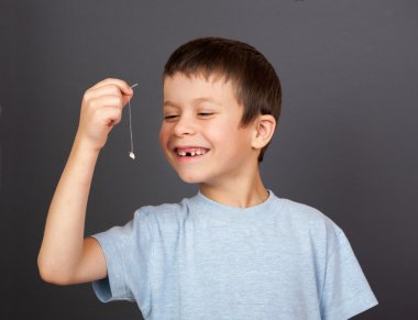 iş parçacığı üzerinde kayıp diş çocukla