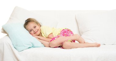 Küçük kız yatakta.