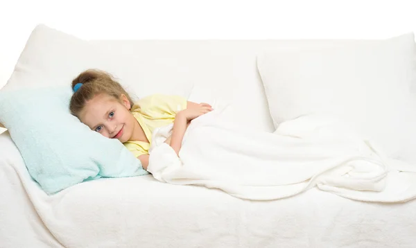 침대에 누워 있는 어린 소녀 — 스톡 사진