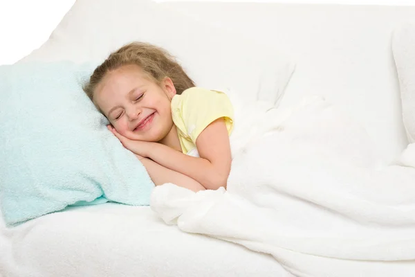 Kleines Mädchen im Bett — Stockfoto