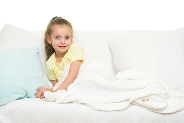 Kleines Mädchen im Bett — Stockfoto