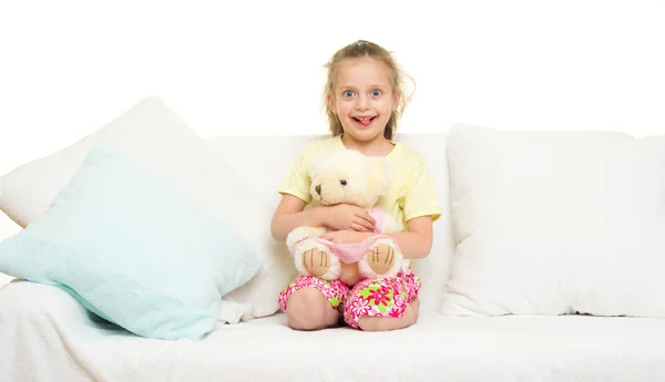 Kleines Mädchen im Bett — Stockfoto