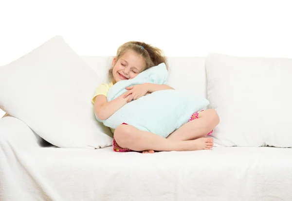 Kleines Mädchen im Bett — Stockfoto