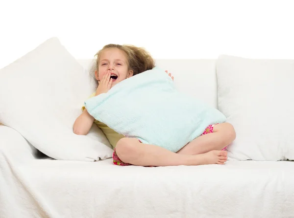 Kleines Mädchen im Bett — Stockfoto