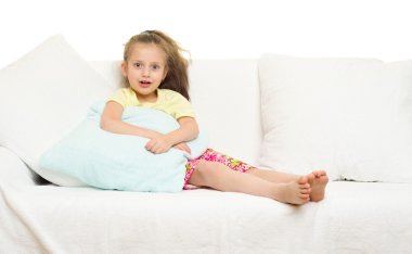 Küçük kız yatakta.