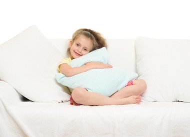 Küçük kız yatakta.