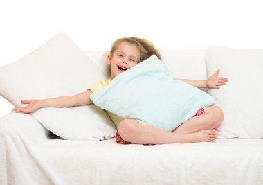 Küçük kız yatakta.