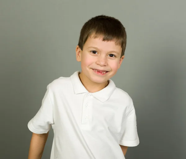 Sorrimacing menino retrato no cinza — Fotografia de Stock