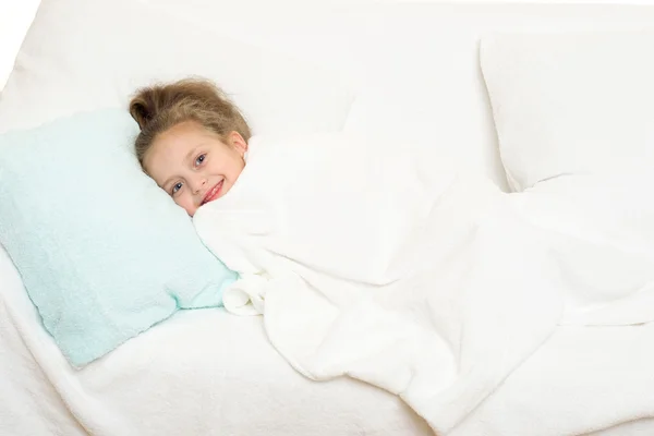 Kleines Mädchen im Bett — Stockfoto