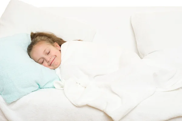 침대에 누워 있는 어린 소녀 — 스톡 사진