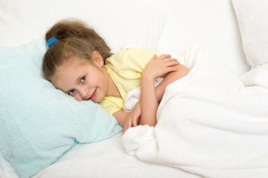 Küçük kız yatakta.