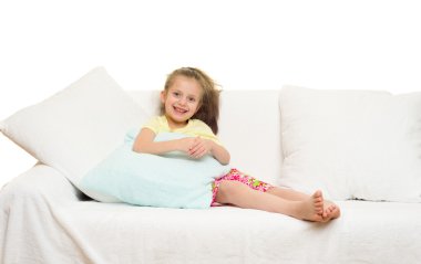 Küçük kız yatakta.